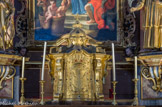 <center>Saint-Nicolas-de-Véroce</center>Nous avons là un enseignement théologique typique dans l'art baroque, avec 3 étages distincts, un triptyque, dont le sens de lecture se déroule du bas vers le haut, soit du paroissien vers le royaume de Dieu :
1er étage, en bas : le maître-autel, avec le tabernacle doré fabriqué à Milan, où l'on garde les hosties consacrées. L’Autel représente à la fois la table du banquet, la pierre du sacrifice, le tombeau où le corps du Christ séjourna trois jours.