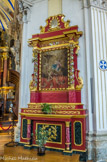 <center>Saint-Nicolas-de-Véroce</center>A la croisée du transept, deux autels, en oblique, avec leurs colonnes torses à dominante rouge. A droite, celui des Ames du Purgatoire (le Christ, aidé par Marie et les anges, délivre les âmes et les entraîne à sa suite).