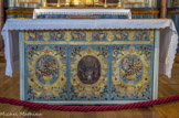 <center>Saint-Nicolas-de-Véroce</center>L’autel actuel, type Vatican II, face au peuple, vient de la chapelle des Plans, et est garni d'un antependium (face visible de l'autel) en cuir de Cordoue repoussé polychrome représentant la Sainte Famille entre deux vases de fleurs..