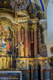 <center>Saint-Nicolas-de-Véroce</center>A droite, saint Etienne, le premier diacre. Il mourut lapidé (actes ch.7). Il tient la palme des martyrs. Les colonnes torsadées du baroque sont remplacées par des colonnes droites du néoclassique. les guirlandes sont décoratives et n'ont plus un sens spirituel.