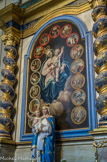 <center>Saint-Nicolas-de-Véroce</center>Les quinze petits médaillons sur le tableau représentent les 15 mystères de la vie de Marie :  5 joyeux (L'Annonciation de l'Ange Gabriel à la vierge Marie  ; La Visitation de la vierge Marie à sa cousine Elisabeth ; La Naissance de  Jésus ; La Présentation de Jésus au Temple de Jérusalem ; Le Recouvrement de Jésus au Temple de Jérusalem) , 5 douloureux (L'Agonie de Jésus au jardin des oliviers ; La Flagellation de Jésus ; Le Couronnement d'épines de Jésus ; Le Portement de la Croix de Jésus ; La Crucifixion de Jésus et la mort de Jésus sur la Croix) et 5 glorieux (La Résurrection de Jésus : L'Ascension de Jésus au Ciel ; La Pentecote : la descente du Saint-Esprit ; L'Assomption de la vierge Marie au Ciel ; Le Couronnement de la vierge Marie au Ciel).