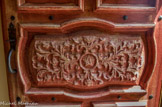 <center>Saint-Nicolas-de-Véroce</center>Le portail comporte quinze panneaux de bois aux encadrements bien affirmés, décorés de losanges et de croix diverses.