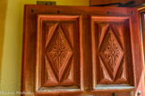 <center>Saint-Nicolas-de-Véroce</center>Le portail comporte quinze panneaux de bois aux encadrements bien affirmés, décorés de losanges et de croix diverses.