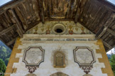 <center>Chapelle Saint Donat et Saint Léonard (hameau des Chattrix)</center>La façade est de style baroque du Faucignerand : tuf pour l'encadrement des fenêtres et de la porte, deux cartouches encadrant la niche qui abritait une statue.
