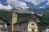 <center>Eglise de la Sainte Trinité des Contamines Montjoie</center>Avant 1759, les Contamines-Montjoie dépendaient de la paroisse de Saint-Nicolas de Véroce qui se trouvait à une heure de marche. Les villageois obtinrent au bout de dix ans de démarche la possibilité de construire leur propre église et en confièrent les travaux par contrat signé le 5 septembre 1758 à Sallanches à Domenico Gualino de Sastegno, maître d'œuvre originaire de Valsesia en Piémont.