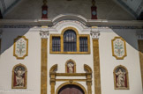 <center>Eglise de la Sainte Trinité des Contamines Montjoie</center>La façade est percée d'une serlienne (groupement de trois baies ou triplet dont la baie centrale est couverte d'un arc plein cintre). Le portail en forme d'arc de triomphe marque le passage de l'espace profane à l'espace sacré. Trois statues décorent la façade, dans des abris, celle de saint Pierre, de saint Paul et au centre, le Bon-Pasteur.