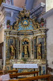 <center>Eglise de la Sainte Trinité des Contamines Montjoie</center>Les autels latéraux se font pendant, celui de droite est dédié à Saint Joseph avec Saint Pierre et Saint Barthélémy qui l'accompagne.
