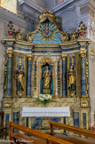 <center>Eglise de la Sainte Trinité des Contamines Montjoie</center>Celui de gauche autour de Marie qui porte l'Enfant Jésus, nous présente deux saintes légendaires : le merveilleux est tellement plus beau que la réalité! A droite, Sainte Agathe, portant ses seins sur un plateau. Il s'agit de l'avatar chrétien de la déesse Sicilienne 