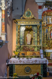 <center>Notre-Dame de la Gorge</center>Il faut remarquer sur le retable de gauche les très belles colonnes ajourées ainsi que la frise représentant les anges gardiens consolant les âmes du purgatoire.