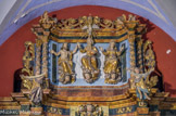 <center>Notre-Dame de la Gorge</center>En haut du retable, meuble peint et sculpté situé au-dessus de l'autel, œuvre du XVIIIe s. siège une Vierge en gloire (en assomption) avec au centre Dieu le Père, à gauche le fils, au-dessus la colombe du Saint Esprit.