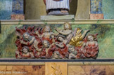 <center>Notre-Dame de la Gorge</center>.Peu à peu, l'église s'enrichit de cinq autres autels, dont trois avec retables dorés. Ils sont aujourd'hui disparus, à part les colonnes ajourées de l'autel de gauche et la magnifique frise en relief, qui représente les Anges Gardiens consolant les âmes du Purgatoire.