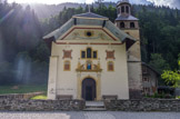 <center>Notre-Dame de la Gorge</center>Sur la façade, une niche au-dessus de la porte contient une vierge à l'enfant polychrome. On remarque deux cartouches stuqués avec leurs inscriptions latines. A gauche, il est écrit «Qui a trouvé Marie, trouvera la vie» ; à droite: «Ses bases sont établies sur ses montagnes saintes». Dernière inscription latine : celle sur la bande transversale qui entoure l'oculus « Je suis la Mère de belle bonté ».