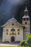 <center>Notre-Dame de la Gorge</center>Les archives nous dévoilent que le petit Sanctuaire va devenir paroisse. Ce fond de vallon est habité : en 1338, le « village » de la Gorge compte 30 « feux ». 
1443 : Mgr Vittelschi visite la paroisse. Elle ne compte plus que quatorze familles. Est-ce le résultat de la « peste noire » survenue vers 1350 ? Elle est désignée, cette fois, sous le vocable de « Notre-Dame de la Gorge » 
1518 : un incendie abîme l'église.
1606 : Saint-François de Sales en tournée pastorale, visite Notre-Dame de la Gorge. Il n'y a plus que 10 « feux ». 
1699-1707 : un nouveau curé est nommé : le Révérend Colliex, de Magland. Il décide de consacrer tous ses biens, tout son temps et ses forces à reconstruire l'église. Il appelle le maître d'œuvre qui vient de terminer l'église de Saint-Gervais, Jean La Vougna, originaire du Piémont (qui ira ensuite construire l'église de Chamonix).