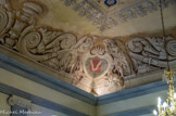 <center>Hôtel de ville</center>Plafond décoré par Vicario. Armoiries de Sallanches. Le V représente le confluent de la Sallanche et de la Frasse.