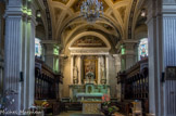 <center>Église Saint-Jacques </center>L'ancien maître autel du chœur. Marbre de carrare sculpté par Adami (Lyon). Bas-relief représentant les apôtres Pierre et Jean accourus au tombeau le matin de Pâques. Colonnes et statues sculptées par Charles Pédrini, représentant Saint Roch et Saint Sébastien. Le tableau mural inscrit dans le fronton en demi-cercle au-dessus du retable, figure la Cène, dernier repas du Christ et des apôtres, la veille de sa Passion ; il est inspiré de Léonard de Vinci.