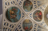 <center>Église Saint-Jacques </center>Plafond de la chapelle st Pierre, les anciens fonts baptismaux.