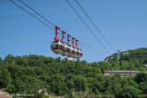 <center>Grenoble. Téléphérique de La Bastille.</center> Le téléphérique de Grenoble Bastille, également appelé bulles de Grenoble en raison de la forme de ses cabines sphériques, est un moyen de transport touristique qui relie le centre-ville de Grenoble à la colline de la Bastille sur un dénivelé de 266 mètres. Inauguré le 29 septembre 1934, il compte parmi les premiers téléphériques construits dans une grande agglomération.