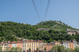 <center>Grenoble. Téléphérique de La Bastille.</center> En 1975, la municipalité de Grenoble décide de la démolition et de la reconstruction d'une nouvelle gare inférieure. Les câbles porteurs datant de 1967 sont cependant conservés, ainsi que l'unique pylône intermédiaire. C'est l'atelier d'architecte grenoblois Groupe 6 qui est désigné pour la nouvelle construction. Les travaux de câblage, de cabine sont confiés à l'entreprise Poma, et sont effectués en moins d'une année. Inaugurée en septembre 1976, une nouvelle gare aux parois vitrées à l'image des nouvelles cabines, vient désormais s'appuyer de l'autre côté du quai Stéphane Jay. De son côté, la gare supérieure n'est pas modifiée dans son architecture mais doit être aménagée pour recevoir les nouveaux mécanismes du système de rotation en continu, ainsi que les deux énormes contrepoids de 46 tonnes chacun des câbles porteurs, et enfin le contrepoids de 24 tonnes du câble tracteur.
