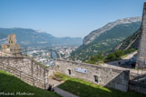 <center>Grenoble. La Bastille.</center> La Bastille est un fort militaire surplombant de 264 mètres la ville de Grenoble. Édifié durant la première partie du XIXe siècle et culminant à 476 mètres d'altitude sur les derniers contreforts du massif de la Chartreuse, il a remplacé une première fortification construite à la fin du XVIe siècle.