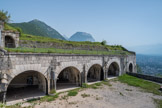 <center>Grenoble. La Bastille.</center>Le cavalier du Donjon. Pour empêcher un ennemi de menacer Grenoble par les hauteurs, Lesdiguières fait fortifier la Bastille à partir de 1591. Une tout, carrée entourée de petits bastions en occupe alors le sommet. Au XIXe siècle, ce dispositif ne répond plus aux progrès de l'artillerie. De 1823 à 1847, Grenoble, clef de la défense des Alpes, reçoit de nouvelles fortifications fondées sur les principes établis par le général Haxo. Au sommet de la Bastille, un puissant ouvrage, le « Donjon », tourne ses feux; vers le mont Rachais.