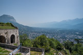 <center>Grenoble. La Bastille.</center> Au fond, on pourrait voir le Mont Blanc. Puis, le massif de La Lauzièere et celui d'Allevard.