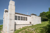 <center>Mémorial National des Troupes de Montagne sur le Mont Jalla.</center>Le mémorial est simple et sobre, il a des dimensions modestes et fut construit à partir de pierres calcaires découpées.