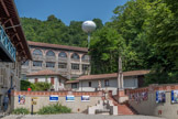 <center>Villard-Bonnot : Maison Bergès et Musée de la Houille Blanche.</center> Les bâtiments de l'usine, toute proche, sont bordés de végétaux et d'arbustes. Baigneuse ou Vénus sortant du bain, vers 1900. Terre cuite Sculpture ornementale, provenant certainement d'un atelier spécialisé dans la copie d'œuvres antiques et renaissantes. Il s'agit d'une copie de la Vénus sortant du bain ou Vénus délia Grotticella ornant les jardins de Boboli à Florence (Italie). Jean de Bologne (dit Giambologna ou encore Giovanni da Bologna) l'avait exécutée pour Cosme 1er de Médicis, vers 1570. Pomone, vers 1900. Terre cuite. La divinité romaine des fruits et des jardins provient certainement du même atelier que la Vénus sortant du bain. Il s'agit d'une copie inspirée d'une œuvre conservée à la Galerie des Offices de Florence (Italie), mais dont les plis du drapé au niveau des jambes sont ici moins travaillés. Campanile, vers 1900. Pierre de l'Echaillon. Monument décoratif composé de 23 éléments assemblés, il marque le sommet de l'escalier formant une croix grecque (aux quatre branches égales). Les sculptures des chapiteaux et de l'entablement circulaire répondent aux ornements intérieurs de la maison. Le nom de campanile évoque les clochers, les tours isolées, proches des églises en Italie.