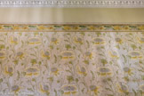 <center>Villard-Bonnot : Maison Bergès et Musée de la Houille Blanche.</center> Chambre de Marguerite. Papier peint Art nouveau à motif de pavots.
Manufacture Isidore Leroy, Paris, 1898-1899.
Dessin de Régereau pour la bordure.
Papier continu, fond mat, impression mécanique.
Motif de prédilection de l’Art nouveau, le pavot est ici représenté à différents stades de sa floraison, renvoyant au cycle de la vie. Le choix du pavot, symbole du sommeil, et la douceur des coloris pastel s’accordent ici avec l’affectation de cet espace qui était la chambre de Marguerite Bergès, fille d’Aristide