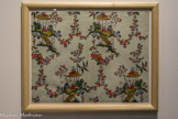 <center>Villard-Bonnot : Maison Bergès et Musée de la Houille Blanche.</center> Papier peint, tout un art !
Fin XVIIIe - début XXe siècle, du 3 mai au 3 novembre 2019. <br>Papier peint à motif de chinoiserie.
Manufacture Réveillon, Paris, vers 1789.
Papier rabouté, sans fond, impression à la planche, 8 couleurs.
Coll. Musée du Papier peint, Rixheim.
Le raffinement caractérise cette composition d'inspiration chinoise. De fines guirlandes de fleurs rejoignent de petits îlots flottants. Un personnage est assis sous un parasol près d'un escalier, dans un environnement végétal constitué de bosquets et d'arbres en fleurs.