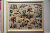 <center>Villard-Bonnot : Maison Bergès et Musée de la Houille Blanche.</center> Papier peint, tout un art !
Fin XVIIIe - début XXe siècle, du 3 mai au 3 novembre 2019. <br> Papier peint à motif d'indienne. La Danse des noirs.
Manufacture Réveillon, Paris, 1787.
Papier rabouté, sans fond, impression à ta planche, 6 couleurs Coll Musée du Papier peint, Rixheim.
Importés des Indes dès la fin du XVIIe siècle, les chintz ou indiennes sont des cotonnades à motifs peints, très à la mode en Europe au XVIIIe siècle.
La manufacture Oberkampf à Jouy-en-Josas, près de Paris, se distingue dans la fabrication de ce produit de luxe connu sous le nom de toile de Jouy.
Ce papier peint reprend le dessin d’une toile de Jouy créée en 1784. Cinq personnages au visage coloré font la ronde autour d’un palmier, accompagnés d’un musicien. La présence des deux drapeaux et du bonnet au sommet de l’arbre laisserait penser qu’il s’agit là d’une scène d’affranchissement d’esclaves. Le décor composé d’arbres exotiques, d'une hutte et d’un pécheur sur une pirogue, contribue à situer cette scène dans une contrée tropicale.
Pour donner l’illusion de la toile, le motif a été imprimé directement sur le papier brut, sans coloris de fond.