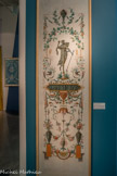 <center>Villard-Bonnot : Maison Bergès et Musée de la Houille Blanche.</center> Papier peint en arabesques (panneau).
Manufacture Réveillon, Paris, vers 1790.
Papier rabouté, impression à la planche, plus de 20 couleurs.
Coll. Musée de la Révolution française, Domaine de Vizille.
Ce panneau faisait partie d’un décor complet qui ornait le salon d’un château de la vallée du Grésivaudan. Le principe du décor en arabesques est de s’adapter à des intérieurs et à des pratiques de poses diversifiées. Seize panneaux en arabesques entourés de galons et bordures, deux dessus-de-porte imprimés en grisaille, deux petits tableaux forment ici un élégant décor aux couleurs chatoyantes.
Le répertoire ornemental est composé de statues à l’antique, bas-reliefs, oiseaux, vases étrusques, masques, palmettes et bas-reliefs. Celui-ci est inspiré des découvertes archéologiques d’Herculanum et de Pompéi, alors récentes.