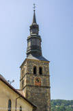 <center>Saint-Gervais-les-Bains: Église  Saint-Gervais-et-Saint-Protais.</center> La base du clocher doit être une ancienne fortification médiévale du XIe-XIIe siècle, type tour carrée, contrôlant le passage obligé du premier pont du Diable. Elle est restaurée en clocher à la fin du XVe siècle après 1471. L'édifice est incendié par la foudre en 1792. Sa reconstruction, envisagée dès 1806, n'a finalement été entreprise qu'en 1819 sous la Restauration sarde, par l'architecte Amoudruz qui dessina ce clocher à bulbes.
