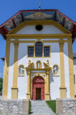 <center>Saint-Nicolas-de-Véroce :  Église  Saint-Nicolas-de-Myre.</center>L’église est reconstruite entre 1725 et 1729 avec le soutien des fondations des anciens colporteurs expatriés aux Allemagnes comme les familles Genamy et Revenaz. La nouvelle église orientée nord-sud, est consacrée par Monseigneur Biord, Evêque de Genève, le 17 juillet 1766. Elle fut construite par des artistes italiens provenant du Val Sesia, en lieu et place d’une très ancienne église qui menaçait de tomber en ruine. 
La restauration de 2005-2008 lui a redonné son lustre du 18e siècle. Sa simplicité et sa sobriété tranchent avec un intérieur éclatant de couleur et de beauté. L'édifice est en croix latine, à coupole basse sur la croisée du transept, avec une nef unique. Les 4 ferrures de soutènement aux angles de la façade marquent la date de construction : 1727.