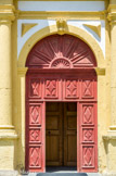 <center>Saint-Nicolas-de-Véroce</center>Le portail, qui serait d’Albertini, est encadré par deux colonnes en tuf. Le portail comporte quinze panneaux de bois aux encadrements bien affirmés, décorés de losanges et de croix diverses.