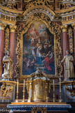 <center>Saint-Nicolas-de-Véroce :  Église  Saint-Nicolas-de-Myre.</center> Au centre, le tableau a été exécuté par Antoine Herzog, peintre actif à Vienne (Autriche), en 1733 représente un majestueux saint Nicolas, revêtu de ses insignes épiscopaux. Dans le ciel doré (et non bleu, façon de signaler que c'est le ciel de l'éternité, hors de l'espace et du temps) se tient la Trinité : Dieu le Père en bleu, le Fils Jésus en rouge, et l'Esprit sous la forme d'une colombe. La main du Christ indique la terre, trois anges, messagers de Dieu, font le lien entre Dieu et les hommes. Sous les nuages, le ciel est bleu : on est dans le domaine terrestre. Au centre, saint Nicolas, qui apaise la tempête, dote trois jeunes filles pauvres avec les boules d'or qu'un ange lui tend, et ressuscite les trois petits enfants du saloir du boucher. La peinture est entourée des statues calmes et massives, de saint Roch et saint Etienne.