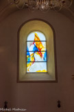 <center>Saint-Gervais-les-Bains: Église  Saint-Gervais-et-Saint-Protais.</center> La restauration de 2016 a permis de mettre en œuvre un programme contemporain de vitraux, imaginé par l’un des plus célèbres artistes verriers contemporains, le Père Kim en Joong. Cet artiste d’origine coréenne, formé à l’école des beaux-Arts de Séoul, choisit à l’âge de 30 ans de se convertir au Christianisme et d’entrer dans l’Ordre des Dominicains.