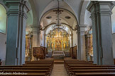 <center>Saint-Gervais-les-Bains: Église  Saint-Gervais-et-Saint-Protais.</center> C'est un bâtiment de type halle, qui s’articule autour de trois nefs, séparées par des piliers d’arêtes qui forment quatre travées et mènent au chœur. La restauration de l’église en 2016 a permis de retrouver les différentes strates de décors qui se sont succédées sur les murs. Leur étude attentive a permis de déterminer un parti-pris de restitution général, correspondant à la période de construction de l’église. C’est ainsi que murs et voûtes ont été badigeonnés d’un enduit clair, mettant en valeur les motifs originaux présents sur les piliers, clés de voûte, et le garde-corps de la tribune. Le chœur, plus étroit que la nef, ne comporte que deux travées. Son entrée est marquée par la présence d’une « poutre de gloire » portant uniquement un monumental crucifix en bois du XVIIIe siècle (derrière le lustre).