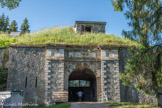 <center>Albertville : Fort du Mont.</center> Entrée du fort. Il domine le bassin albertvillois à 1130 m d’altitude. Il occupe un replat qui permet le regard vers la vallée de la Tarentaise et vers le débouché du Beaufortain. Comme tous les édifices similaires, est astucieusement situé pour surveiller et défendre un secteur, mais « est également protégé des éventuels tirs ennemis.
L’ensemble du site est peu visible, donc peu exposé depuis la vallée tant les aménagements se fondent dans le relief naturel : c'est l'art du défilement. De plus, le Fort étant perché, il est difficile pour des canons ennemis de se positionner de façon à nuire. Cet atout est appelé «le commandement».