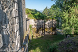 <center>Albertville : Fort du Mont.</center> Un des bastionnets de l'escarpe. L’enceinte du fort épouse le relief mais le terrain alentour était parfaitement dégagé : ni talus, ni roche, ni arbre qui puisse permettre à un assaillant de se dérober aux tirs défensifs : c’est le glacis. Protégés par un mur d’escarpe haut de plusieurs mètres, les défenseurs visent et tirent grâce à des ouvertures ressemblant aux meurtrières d’autrefois : les créneaux à fusil.
Chaque segment du mur d’escarpe est protégé par un saillant, permettant ainsi un tir flanquant, c’est-à-dire parallèle au mur. Parfois, un coffre (abri enterré) est dissimulé dans le saillant, comme ici occupé par un  bastionnet.