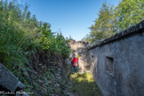 <center>Albertville : Fort du Mont.</center> Mur de défilement le long de la courtine sud.