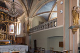 <center>Hauteluce : Église Saint-Jacques-d'Assyrie.</center> Saint Joseph et la Ste Vierge tenant l'enfant Jésus dans leurs bras, de part et d'autre de la loggia du choeur.