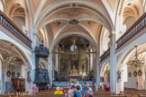 <center>Beaufort-sur-Doron : Église Saint-Maxime.</center> L'église comporte une nef centrale et deux collatéraux. La tribune à retours d’angle avec une balustrade en noyer va jusqu’au chœur. Le chevet est plat.