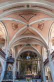 <center>Beaufort-sur-Doron : Église Saint-Maxime.</center> Les voûtes de la nef et des collatéraux sont dans le style du XVIIIe siècle : motifs végétaux et floraux, avec des chapeaux de cardinal. Ces peintures murales ont été restaurées en 1992.