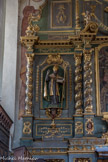 <center>Beaufort-sur-Doron : Église Saint-Maxime.</center> Registre inférieur. Niche gauche : statue de saint Aubin bénissant (guérisseur des enfants faibles) attribuée à François Cuenot.