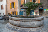 <center>Conflans et son Quartier médiéval.</center> Fontaine Anselme (1711). C'est un riche marchand de Conflans, Philibert Rosset, qui la commande à Antoine Anselme, maître tailleur de pierres.