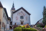 <center>Conflans et son Église baroque Saint-Grat.</center> De tous les monuments anciens de Conflans, l’église est le plus récent. Pourtant la paroisse est ancienne. Située au point où la voie romaine entrait en Gaule, Conflans eut très tôt des chrétiens, et la paroisse date du début de l’organisation du diocèse de Tarentaise, qui remonte au 5ème siècle. La titulaire de l'église est Notre-Dame de l’Assomption et le patron de Conflans est Saint Grat. Un conflarain, Oger Morizet, évêque d’Aoste, donna en 1432 à sa paroisse natale un magnifique reliquaire en forme de bras, renfermant les reliques de Saint Grat, fêté le 7 septembre. La la grande façade a été  récemment peinte en trompe-l'œil. On peut y voir un portail à pilastres et fronton brisé.