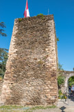 <center>Conflans : la tour Sarrasine.</center> Cette tour, à l'époque médiévale, protège la porte du Château des seigneurs de Conflans. La face la plus exposée est aveugle et les rares ouvertures sont réduites.