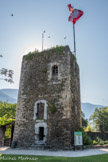 <center>Conflans : la tour Sarrasine.</center> Datée du XIIème siècle, cette solide tour carrée est le plus vieux bâtiment encore dressé à Conflans. Elle a encore de l'allure même si un tiers de sa hauteur initiale manque. Les pierres disparues ont fait l'objet de réemploi dans les autres bâtiments conflarains. A l'origine, la porte romane est aménagée au deuxième étage. On y accède alors par une échelle ou un escalier escamotable. Le Moyen-âge finissant, on recherche la facilité pour entrer dans la tour, en perçant une porte en bas. On comprend que la tour perd son rôle défensif.