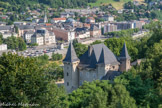 <center>Conflans et son Quartier médiéval.</center> Château Manuel de Locatel. En matière militaire, il vaut mieux dominer les alentours, tant pour l'observation et l'efficacité des armes de jet, que pour tenir un siège.
C'est pourquoi Conflans est idéalement placé.
Construite sur un plateau rocheux, adossée à la montagne, la cité est protégée sur deux faces par un à-pic : de la Grande Roche au jardin de la Tour Sarrasine et, de là, jusqu'au-Château de Manuel de Locatel.
Le plateau rocheux bien ensoleillé, pourvu d'une source d'eau indispensable en cas de siège.
