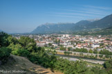 <center>Conflans et son Quartier médiéval.</center> Panorama d'Albertville et du massif des Bauges.